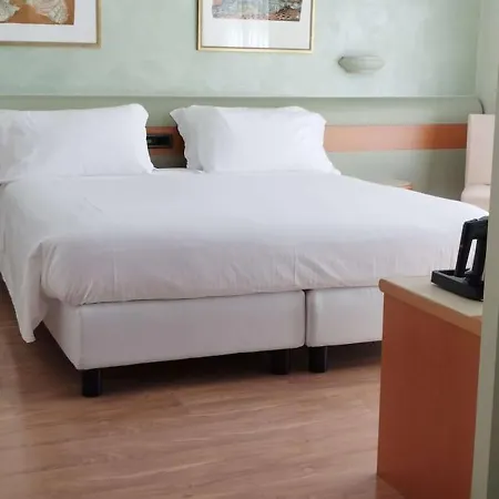 Leonardo Da Vinci Hotell Erba