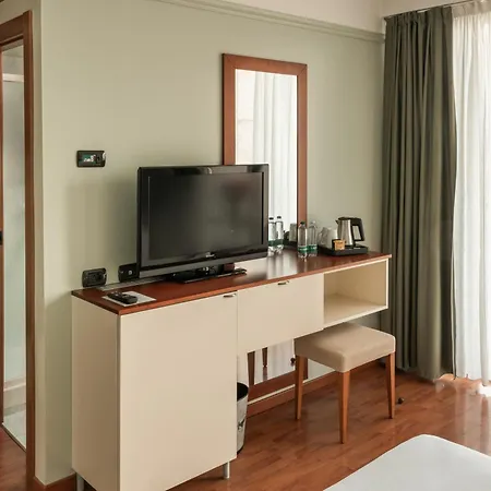 Hotell Leonardo Da Vinci Erba