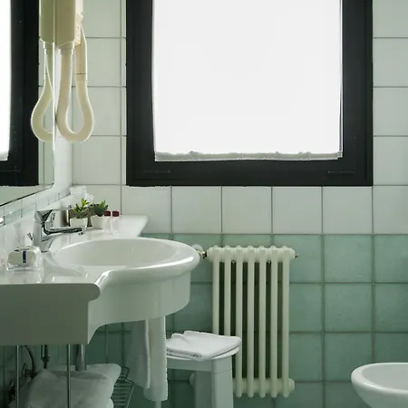 Hotell Leonardo Da Vinci Erba