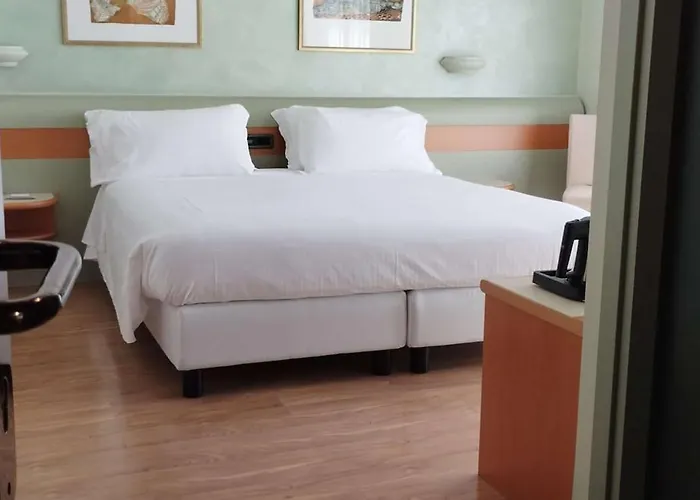 Leonardo Da Vinci Hotell Erba